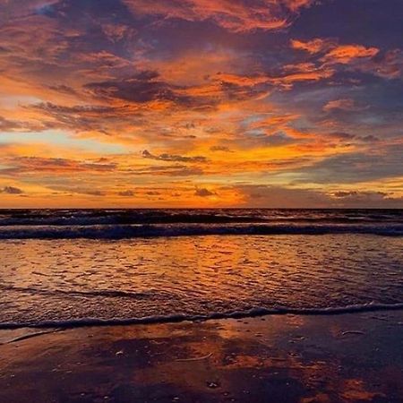Private Room In A 2 Bedroom 1 Bathroom Shared With Host, On The Beach, Surrounded By Resorts, Only 2 People Max St. Pete Beach Eksteriør billede