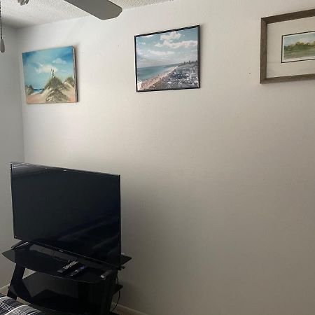 Private Room In A 2 Bedroom 1 Bathroom Shared With Host, On The Beach, Surrounded By Resorts, Only 2 People Max St. Pete Beach Eksteriør billede