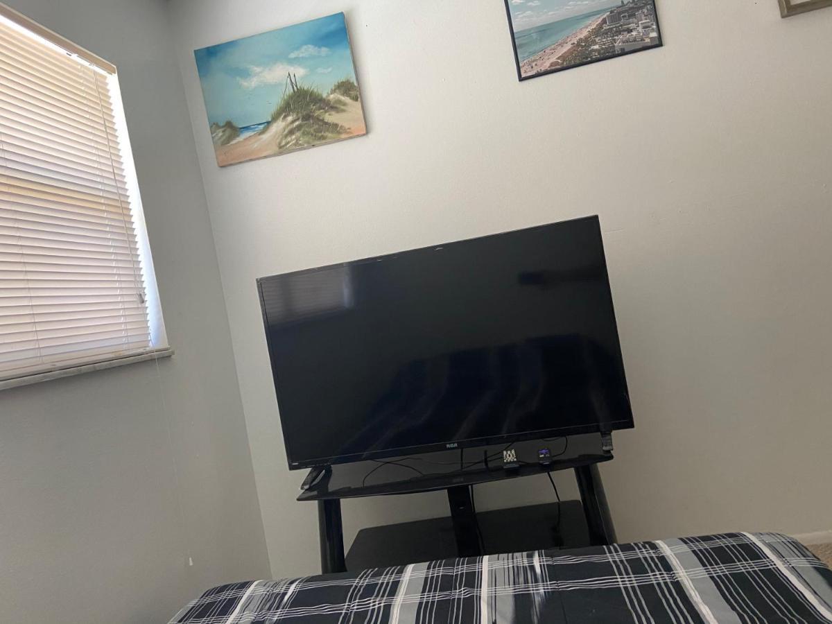 Private Room In A 2 Bedroom 1 Bathroom Shared With Host, On The Beach, Surrounded By Resorts, Only 2 People Max St. Pete Beach Eksteriør billede